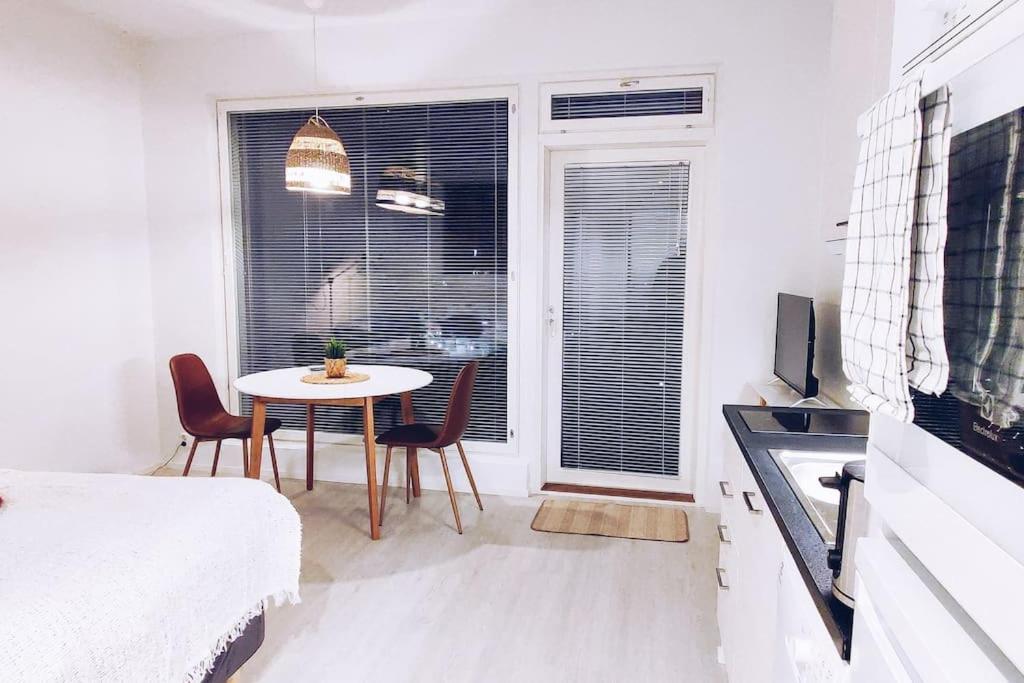 New Studio Cherry Near Helsinki Airport In Kivistoe Vantaa Esterno foto