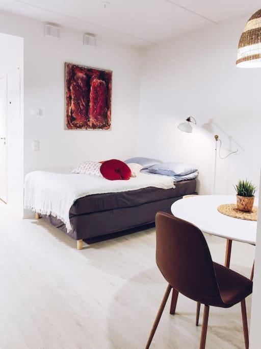 New Studio Cherry Near Helsinki Airport In Kivistoe Vantaa Esterno foto